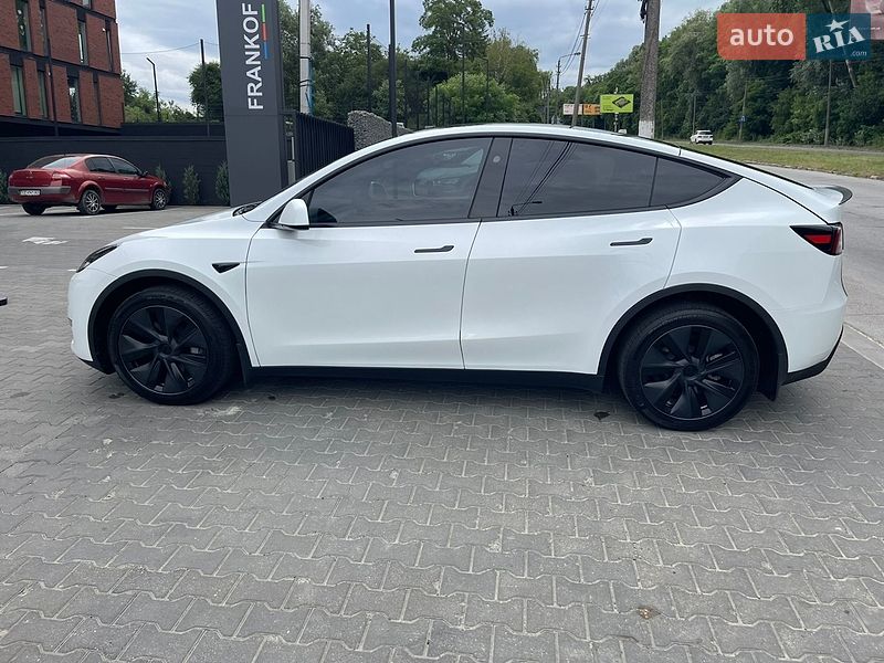 Позашляховик / Кросовер Tesla Model Y 2024 в Чернівцях