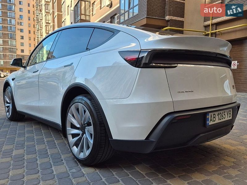Позашляховик / Кросовер Tesla Model Y 2025 в Києві