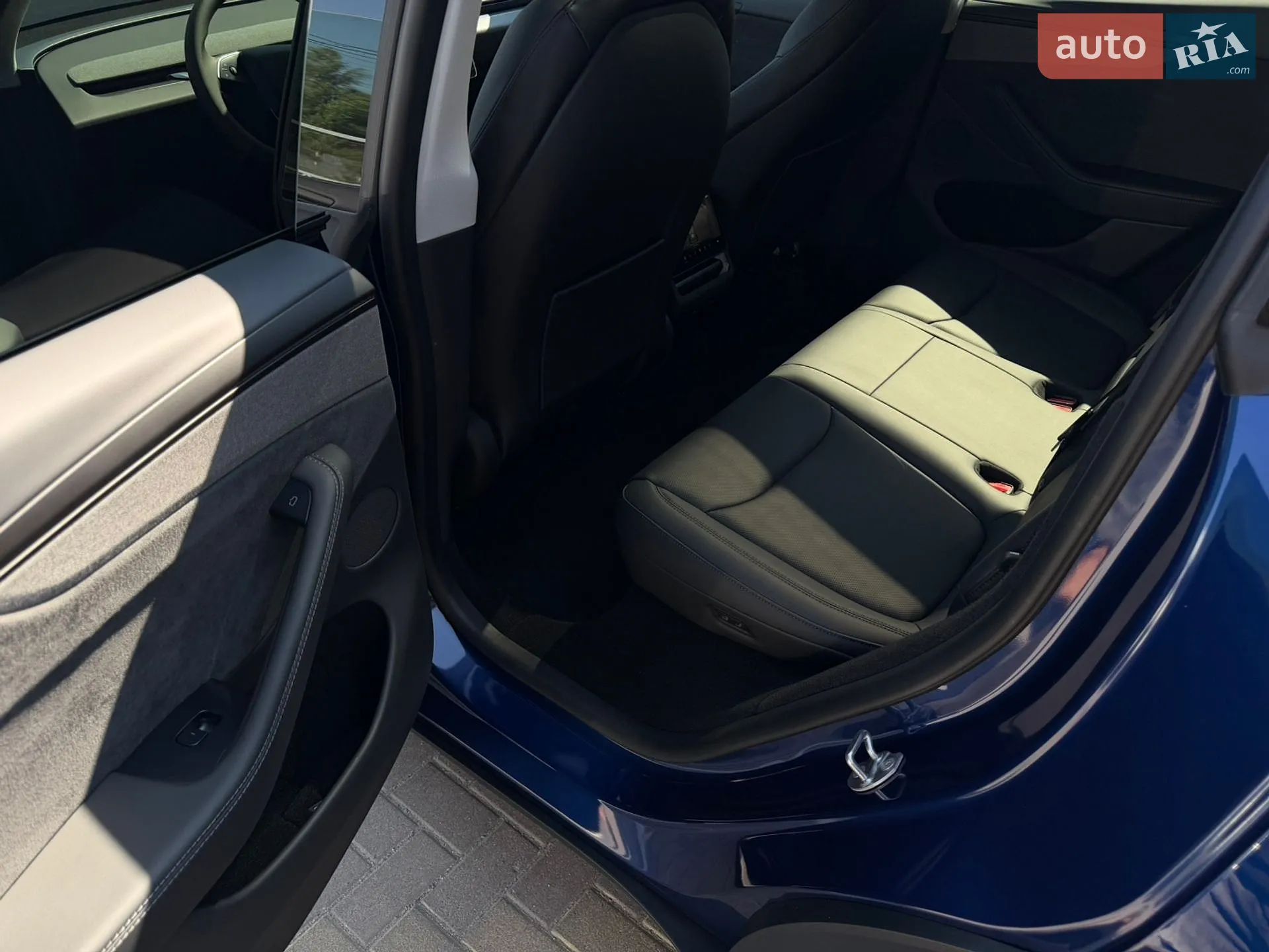 2025 Tesla Model Y - мініатюра 15