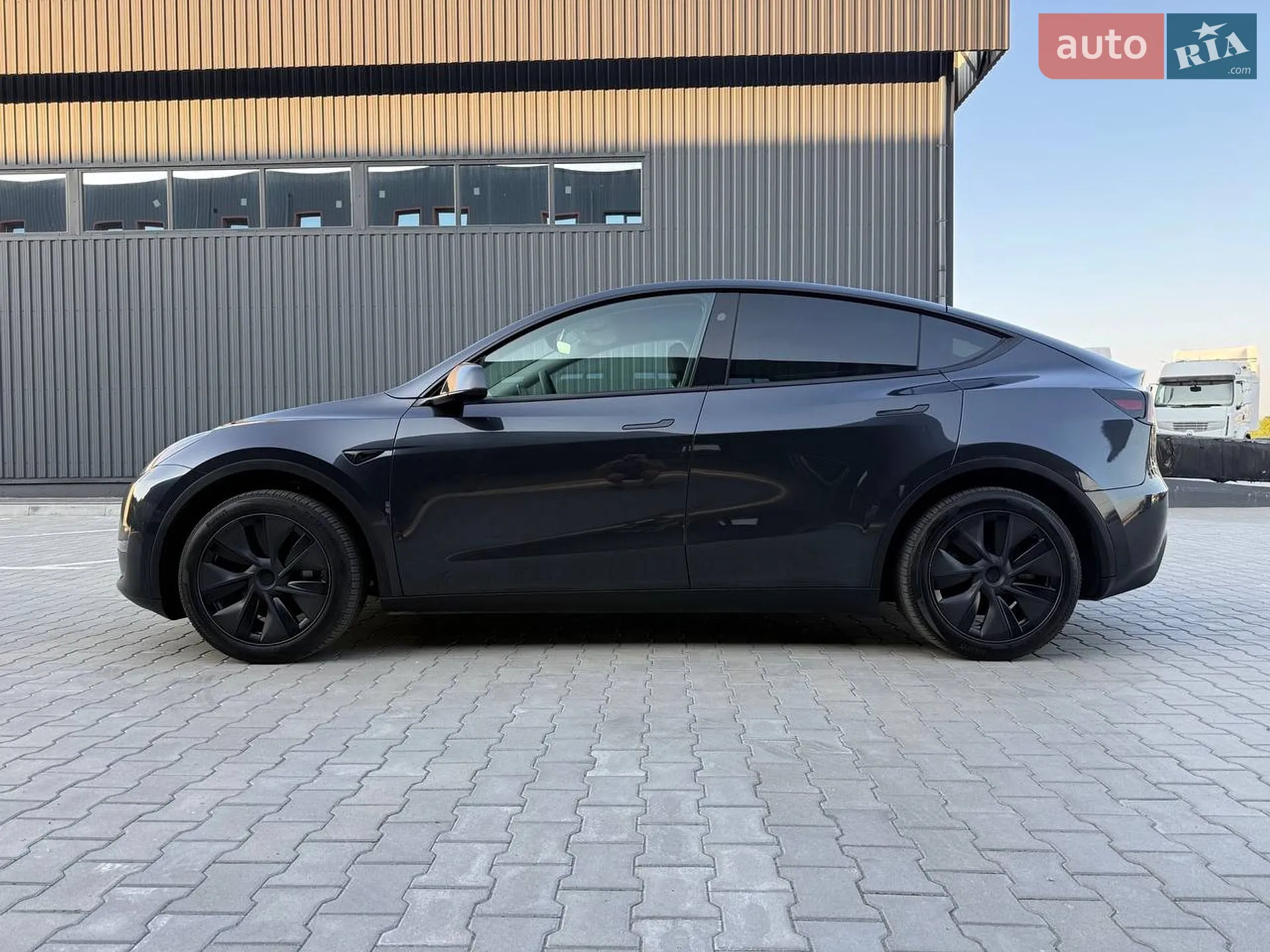 2025 Tesla Model Y - мініатюра 13