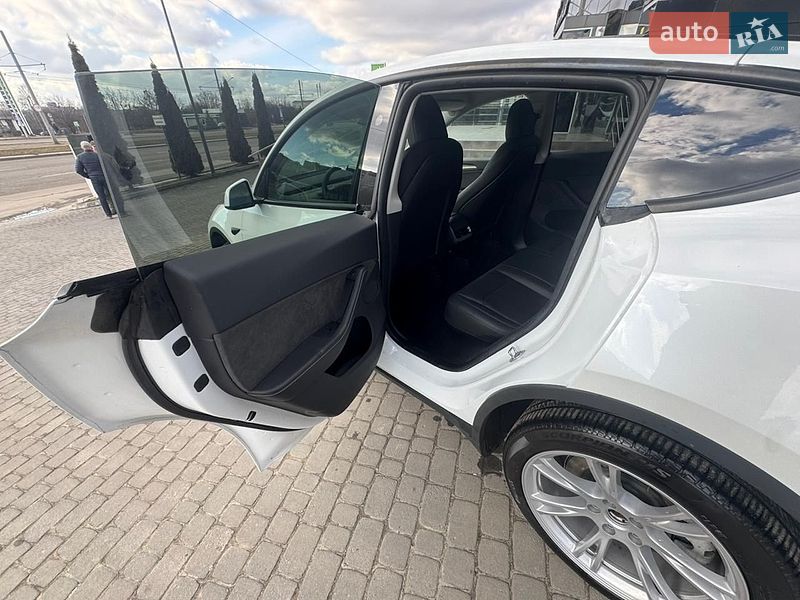 Позашляховик / Кросовер Tesla Model Y 2024 в Львові