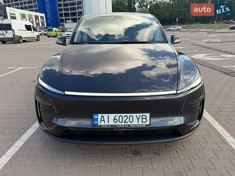 Tesla Model Y 2025