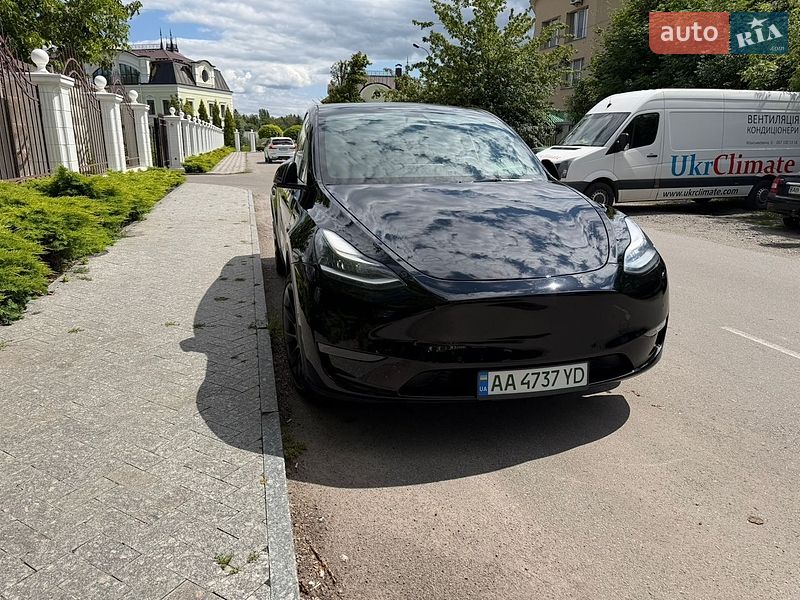 Tesla Model Y, photos from the listing