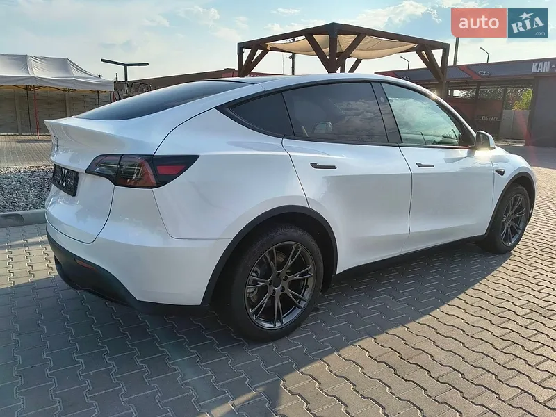 Tesla Model Y 2024