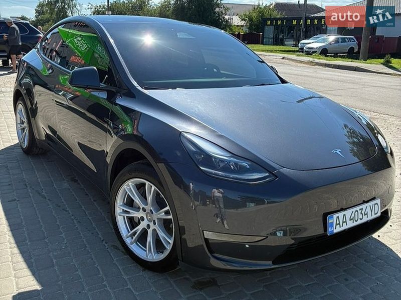 Tesla Model Y, photos from the listing