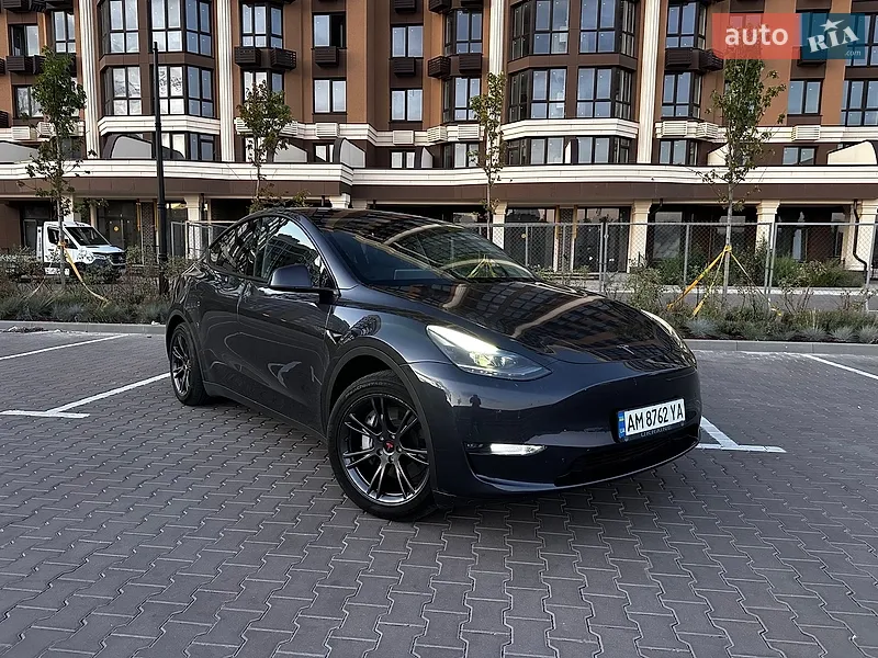 Tesla Model Y 2024