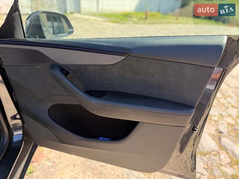 Внедорожник / Кроссовер Tesla Model Y 2025 в Киеве