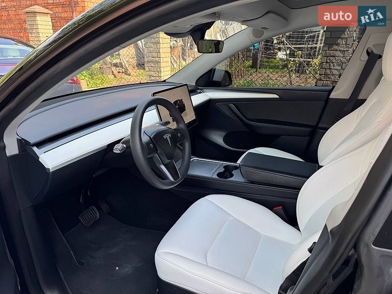 Позашляховик / Кросовер Tesla Model Y 2024 в Чернівцях
