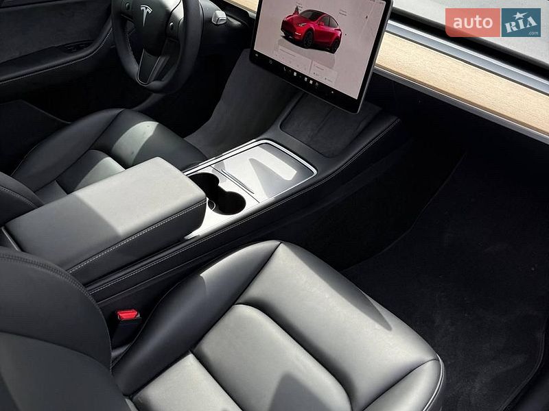 Позашляховик / Кросовер Tesla Model Y 2024 в Чернівцях