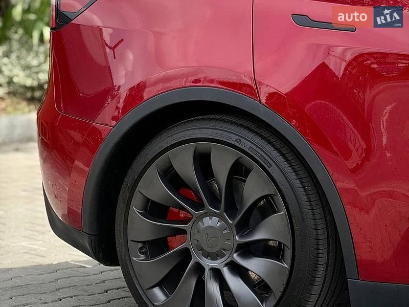 Позашляховик / Кросовер Tesla Model Y 2024 в Чернівцях