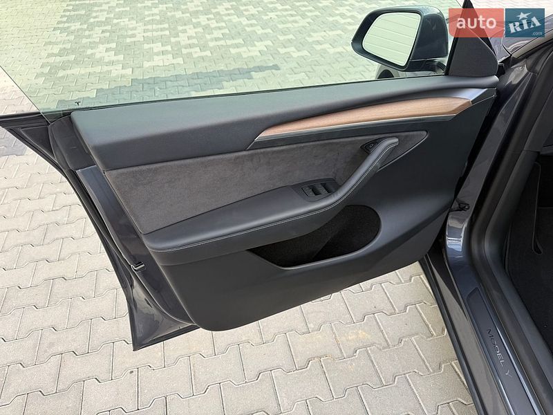 Внедорожник / Кроссовер Tesla Model Y 2023 в Львове
