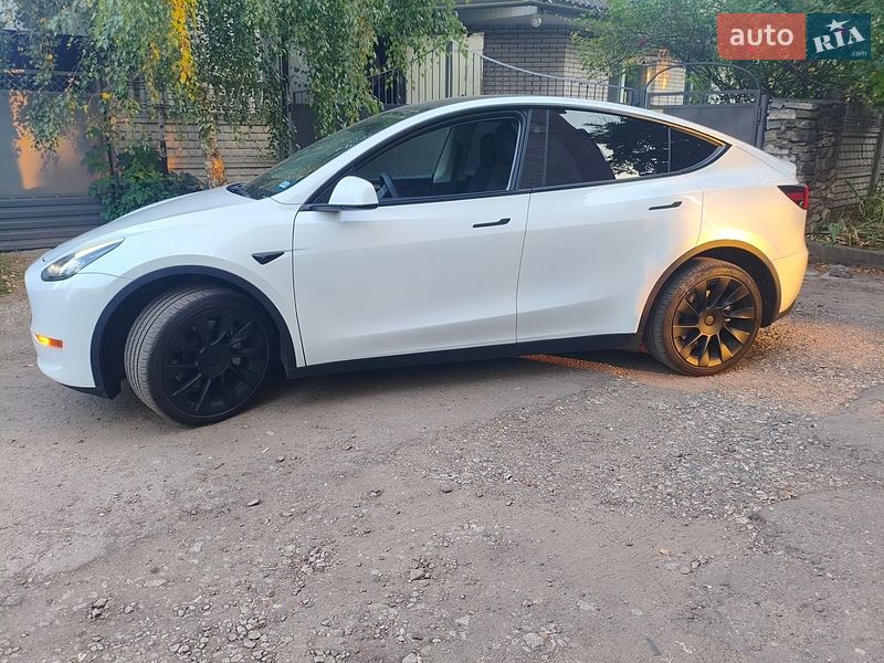 Tesla Model Y 2024