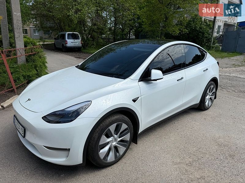 Tesla Model Y 2024