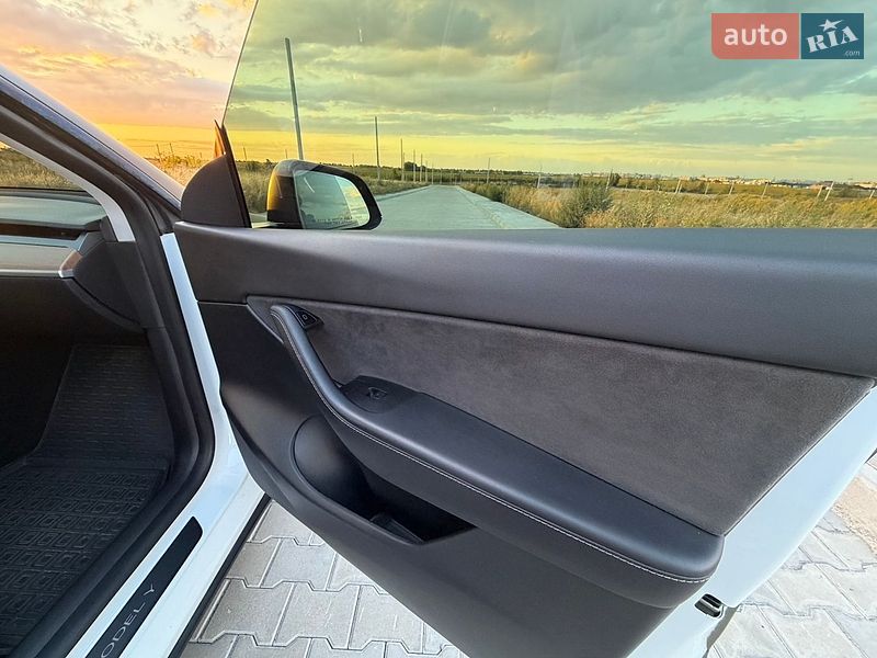 Внедорожник / Кроссовер Tesla Model Y 2021 в Ровно