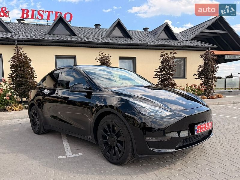 Tesla Model Y, photos from the listing