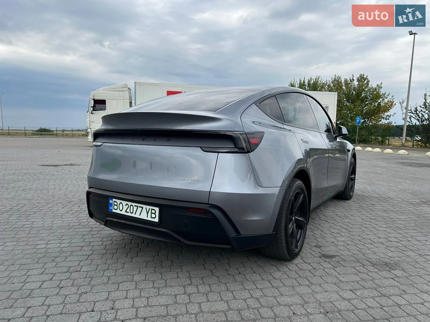 2025 Tesla Model Y - мініатюра 3