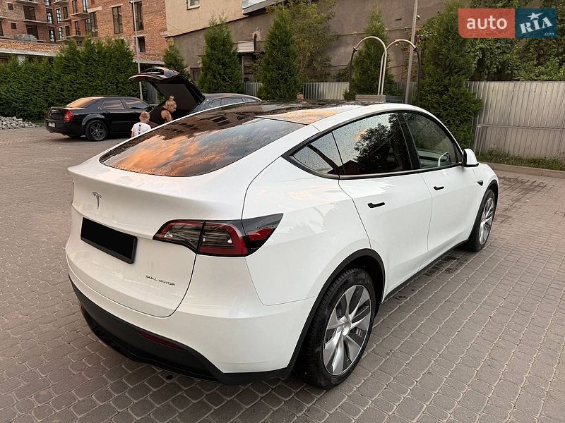 Позашляховик / Кросовер Tesla Model Y 2023 в Івано-Франківську