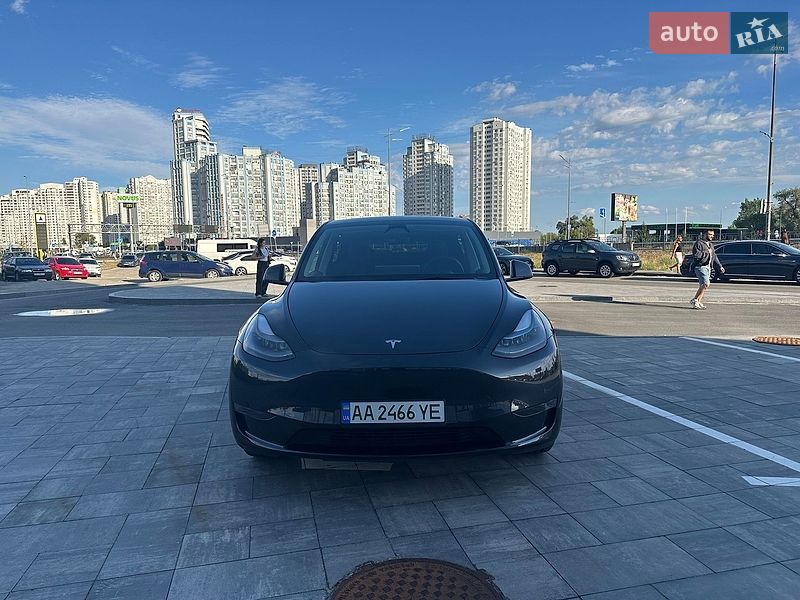 Tesla Model Y 2024
