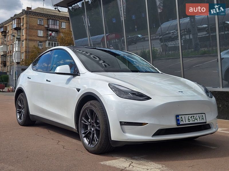 Tesla Model Y 2025