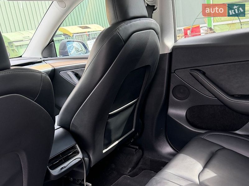 Позашляховик / Кросовер Tesla Model Y 2023 в Золочеві