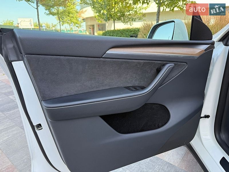 Внедорожник / Кроссовер Tesla Model Y 2023 в Киеве