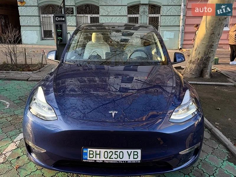 Tesla Model Y 2024