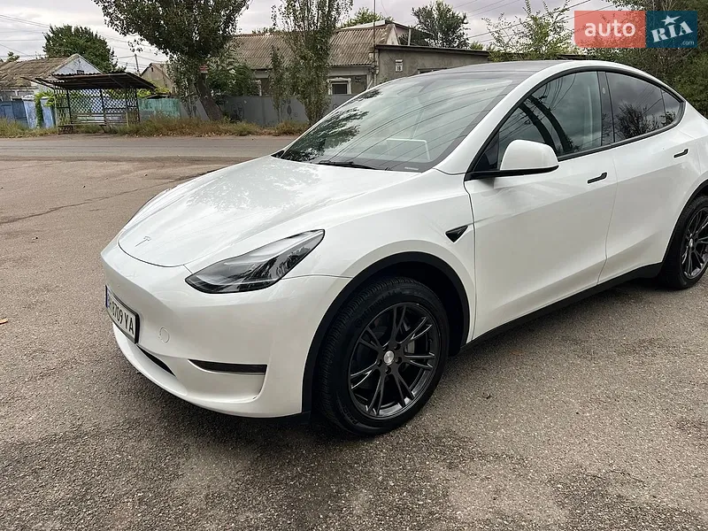 Tesla Model Y 2024