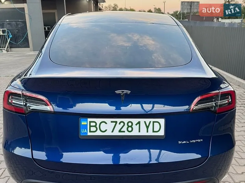 Tesla Model Y 2024