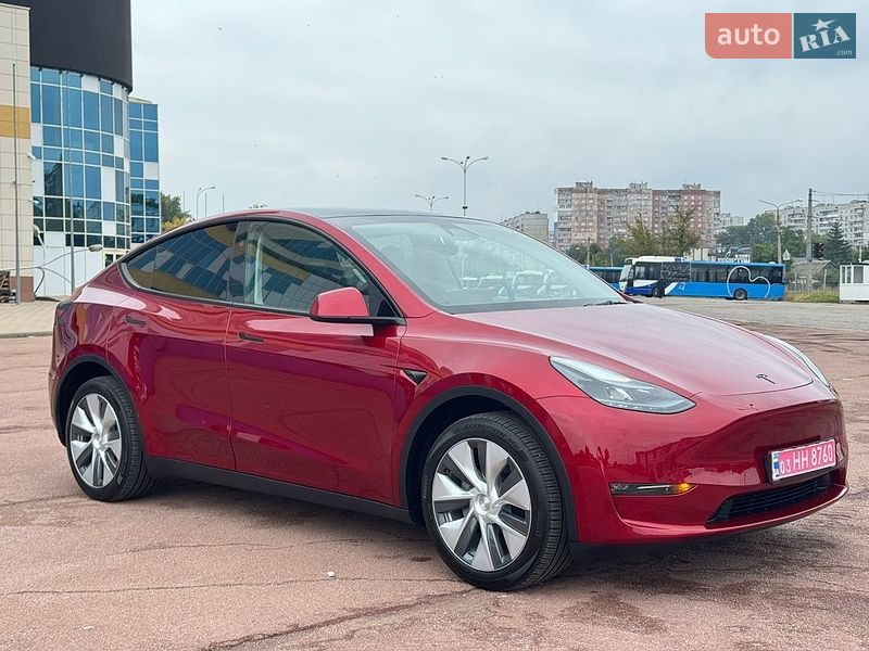 Tesla Model Y, photos from the listing