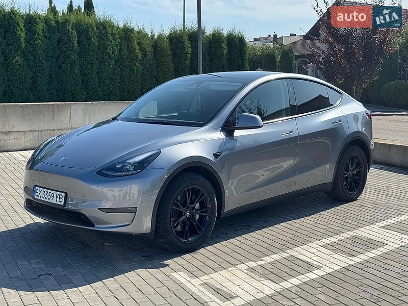 Tesla Model Y 2025