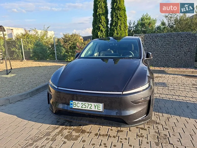 Tesla Model Y 2025