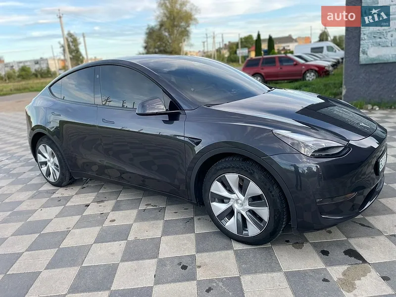 Tesla Model Y 2024
