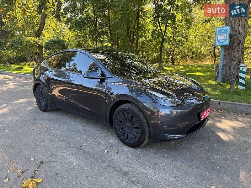 Tesla Model Y 2024