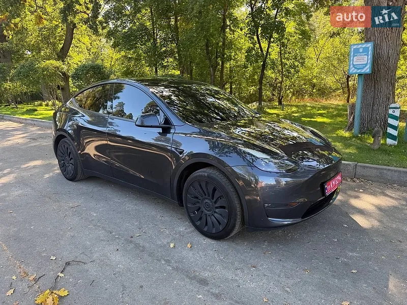 Tesla Model Y 2024