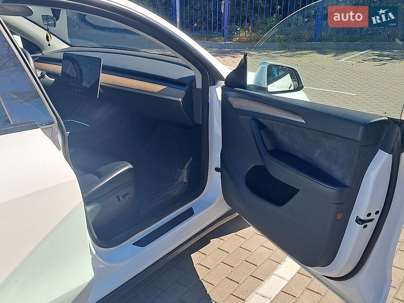 Внедорожник / Кроссовер Tesla Model Y 2023 в Тернополе