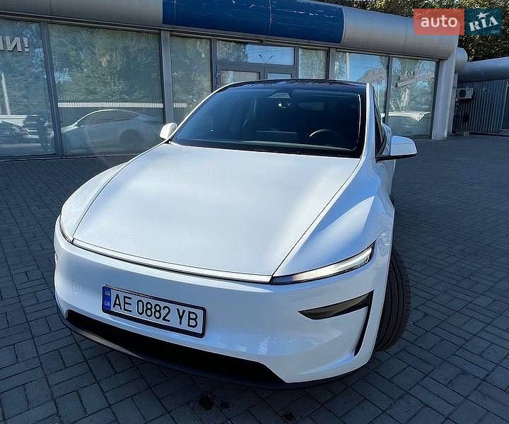 Tesla Model Y 2025