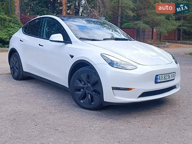 Tesla Model Y 2025