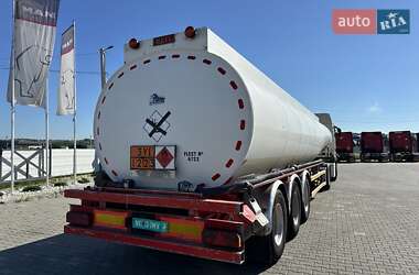 Цистерна полуприцеп Thompson Carmichael PT44/3 2001 в 