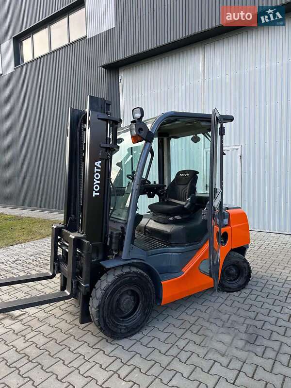 Вилочний навантажувач Toyota 02-2FG25 2011 в Луцьку