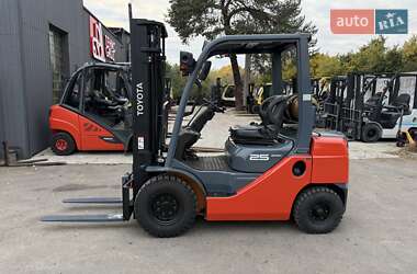 Вилочный погрузчик Toyota 02-2FG25 2015 в Киеве