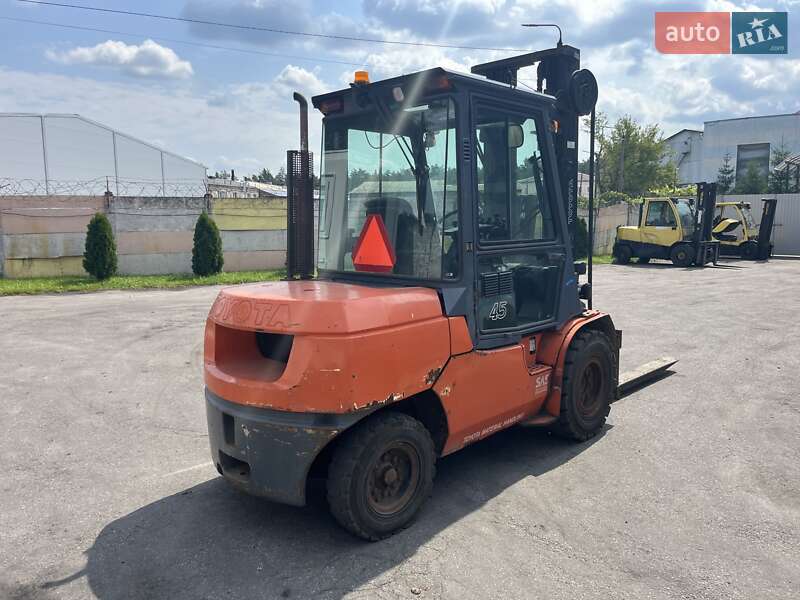 Вилочний навантажувач Toyota 02-7FD45 2006 в Києві