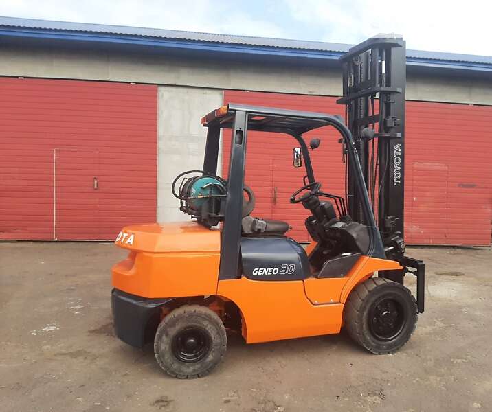 Вилочный погрузчик Toyota 02-7FGF30 2002 в 