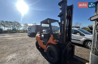 Вилочный погрузчик Toyota 02-7FGK40 2001 в 