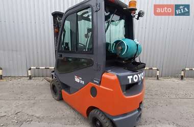 Вилочный погрузчик Toyota 02-8FGF18 2015 в 