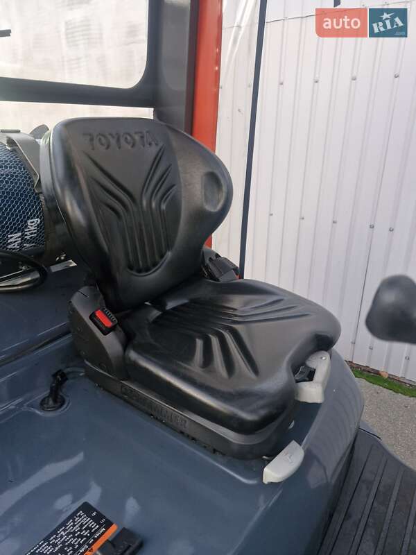 Вилочный погрузчик Toyota 02-8FGF18 2017 в Киеве
