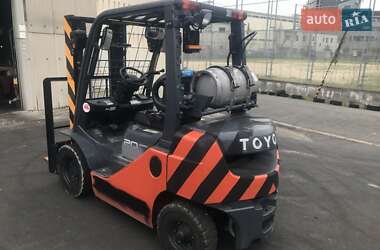 Вилочный погрузчик Toyota 02-8FGF20 2012 в 