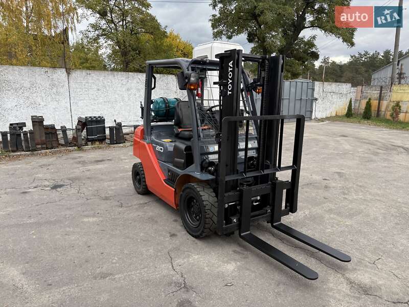 Вилочный погрузчик Toyota 02-8FGF20 2012 в Киеве