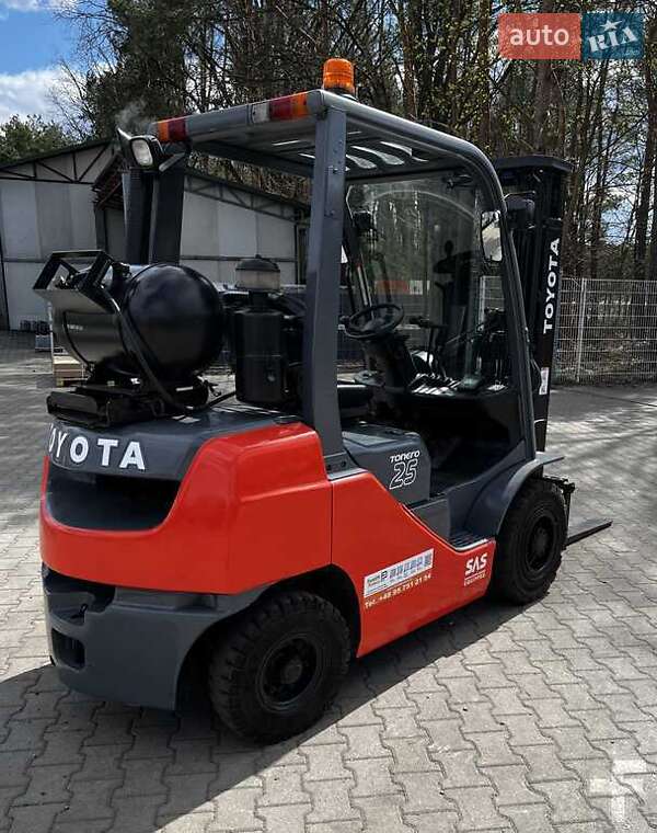 Вилочный погрузчик Toyota 02-8FGF25 2017 в Киеве