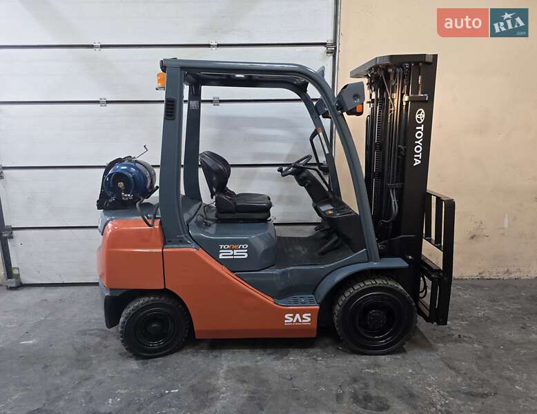 Вилочний навантажувач Toyota 02-8FGF25 2015 в Києві