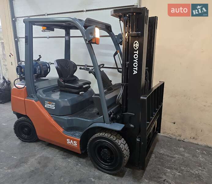 Вилочний навантажувач Toyota 02-8FGF25 2015 в Києві